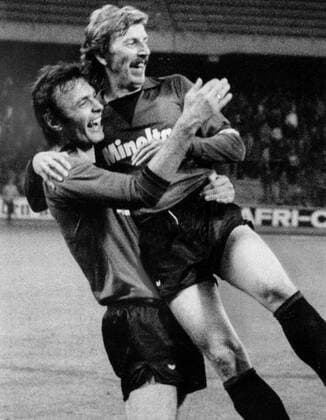Jubel von Karl Heinz Körbel (li.) und Jürgen Grabowski (beide Eintracht Frankfurt)