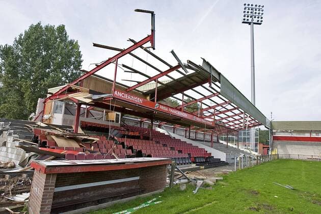 during the dismantle of the old AZ stadium; the Alkmaarderhout on november 19, 2007 in Alkmaar, The Netherlands xVIxxIVx 1243602