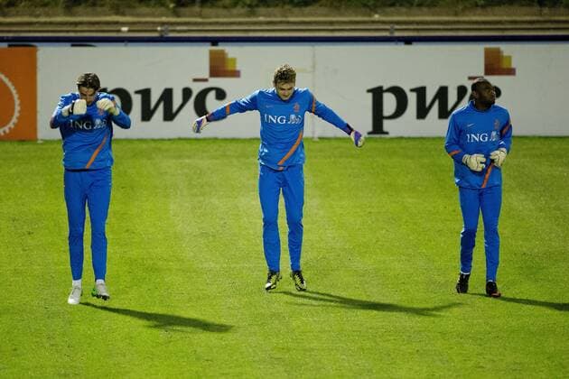 (L-R) Goalkeeper Tim Krul of Holland, Jeroen Zoet of Holland, Kenneth Vermeer of Holland during the Training Session of the Dutch Team at Sportpark Nieuw Zuid on November 12, 2012 in Katwijk, The Netherlands. Training session Dutch team Training 2012 2013 xVIxLaurensxLindhoutxIVx 1244137