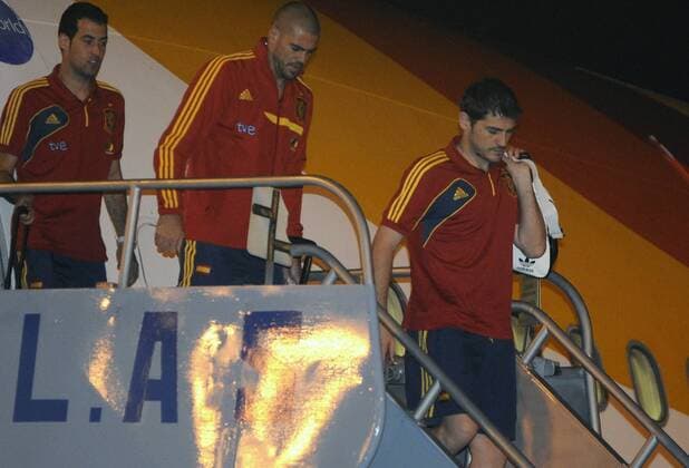PANAMA CITY, Nov. 12, 2012 - Sergio Busquets (L), Victor Valdes (C) and Iker Casillas (R) of Spain national soccer team arrive at the Tocumen International Airport, in Panama City, capital of Panama, on Nov. 12, 2012. Spain will face Panama in a friendly match at the Romuel Fernandez Stadium on Nov. 14. (Xinhua Mauricio Valenzuela) (mv) (rh) (ah) PANAMA-PANAMA CITY-SOCCER-SPAIN 