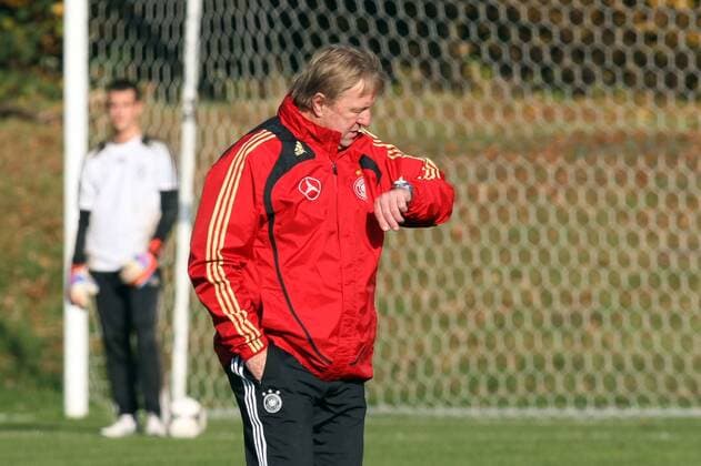 Trainer Horst Hrubesch (DFB U18), Training U18 Frankfurt an der Commerzbank Arena, 13.11.2012, DFB, Deutscher Fussball Bund,