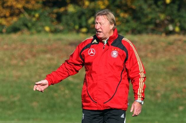 Trainer Horst Hrubesch (DFB U18), Training U18 Frankfurt an der Commerzbank Arena, 13.11.2012, DFB, Deutscher Fussball Bund,