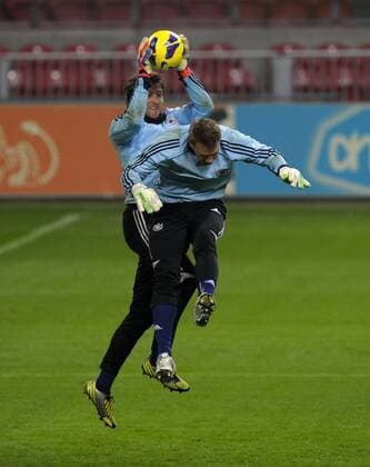 13.11.2012, Fussball Länderspiel, Holland - Deutschland, in der Amsterdam-Arena in Amsterdam (Holland). Training der Deutschen Nationalelf am Vorabend. Torwart Rene Adler (hinten, Deutschland) gegen Torwart Manuel Neuer (Deutschland).
