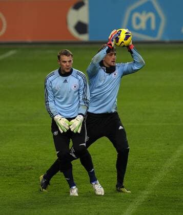 13.11.2012, Fussball Länderspiel, Holland - Deutschland, in der Amsterdam-Arena in Amsterdam (Holland). Training der Deutschen Nationalelf am Vorabend. Torwart Rene Adler (re, Deutschland) gegen Torwart Manuel Neuer (Deutschland).
