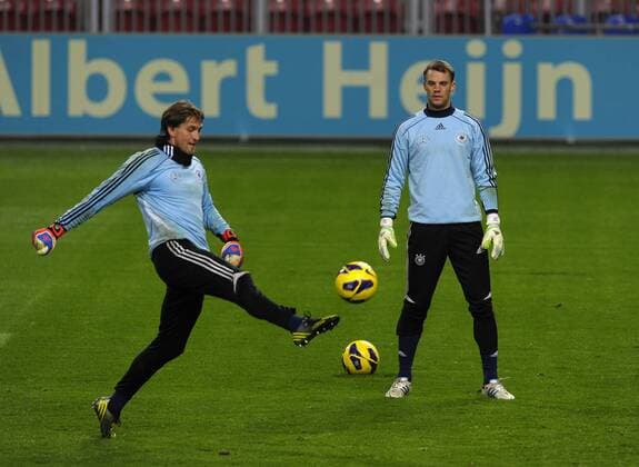 13.11.2012, Fussball Länderspiel, Holland - Deutschland, in der Amsterdam-Arena in Amsterdam (Holland). Training der Deutschen Nationalelf am Vorabend. Torwart Rene Adler (li, Deutschland) und Torwart Manuel Neuer (Deutschland).