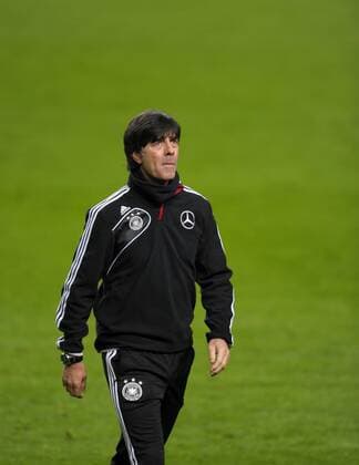 13.11.2012, Fussball Länderspiel, Holland - Deutschland, in der Amsterdam-Arena in Amsterdam (Holland). Training der Deutschen Nationalelf am Vorabend. Trainer Joachim Löw (Deutschland) nachdenklich.