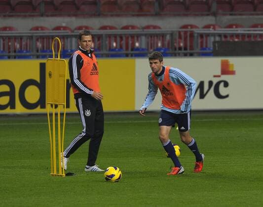 13.11.2012, Fussball Länderspiel, Holland - Deutschland, in der Amsterdam-Arena in Amsterdam (Holland). Training der Deutschen Nationalelf am Vorabend. v.li: Manager Oliver Bierhoff (Deutschland), Thomas Müller (Deutschland).