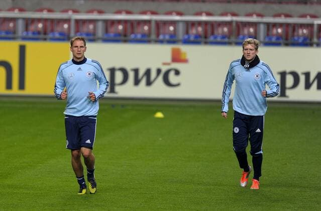 13.11.2012, Fussball Länderspiel, Holland - Deutschland, in der Amsterdam-Arena in Amsterdam (Holland). Training der Deutschen Nationalelf am Vorabend. v.li: Benedikt Höwedes, Andre Schürrle.