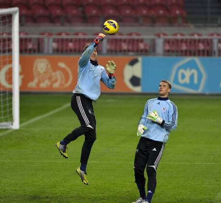 13.11.2012, Fussball Länderspiel, Holland - Deutschland, in der Amsterdam-Arena in Amsterdam (Holland). Training der Deutschen Nationalelf am Vorabend. v.li: Torwart Rene Adler (Deutschland), Torwart Manuel Neuer (Deutschland).