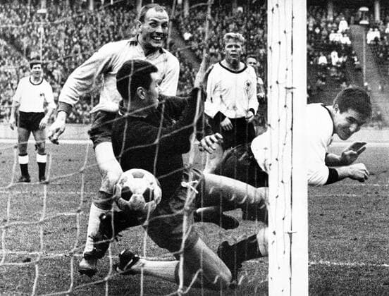 BR Deutschland - Schweden 1:1 - Rudolf Brunnenmeier (BRD, re.) erzielt das Tor zum 1:0 gegen Torwart Arne Arvidsson und Lennart Wing (beide Schweden), dahinter Helmut Haller (BRD)