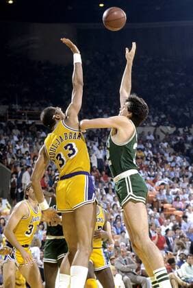 Jan. 01, 1985 - Los Angeles, California, U.S. - Boston Celtics KEVIN MCHALE vs KAREEM ABDUL-Jabbar in the 1985 NBA Basketball Herren USA Finals vs the Los Angeles Lakers NBA Basketball Herren USA 1985 - Kevin McHale 1985 NBA Basketball Herren USA Finals  - ZUMAl10