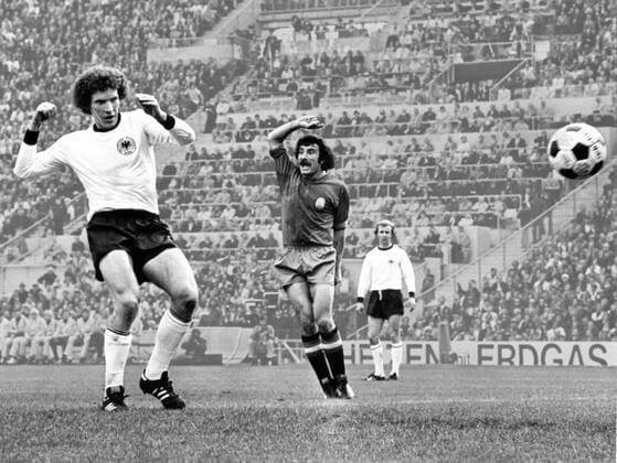 Klaus Toppmöller (BR Deutschland, L) erzielt einen Treffer gegen Jose Luis Capon (Spanien, Mitte) und Bernd Hölzenbein (BRD) schauen zu