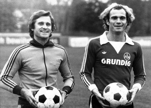 Trainer Werner Kern (L) und Neuzugang Uli Hoeneß (1. FC Nürnberg)