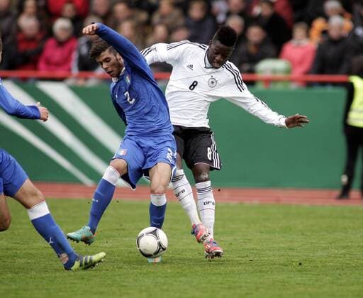 U18 Junioren Länderspiel Deutschland - Italien, Sportpark Kelsterbach: David Kisombi (D) vs Lorenzo Venuti (I)