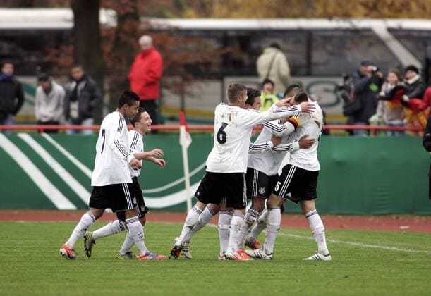 U18 Junioren Länderspiel Deutschland - Italien, Sportpark Kelsterbach: Kevin Akpoguma (D) erzielt das 2:0 für Deutschland