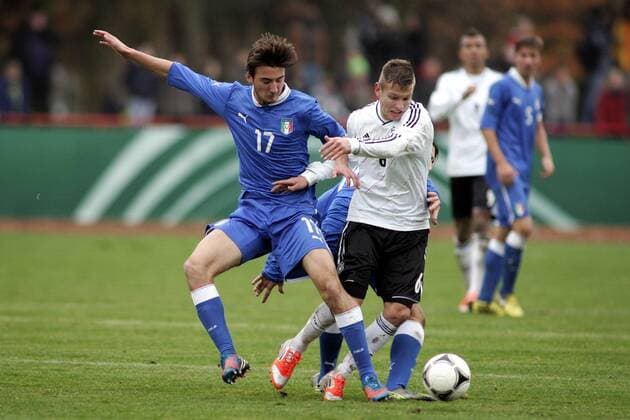 U18 Junioren Länderspiel Deutschland - Italien, Sportpark Kelsterbach: Tim Hölscher (D) vs Bryan Cristante (I)