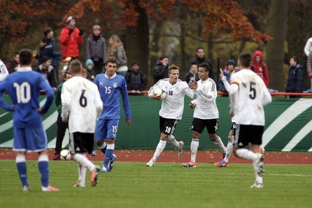 U18 Junioren Länderspiel Deutschland - Italien, Sportpark Kelsterbach: Felix Lohkemper (D) erzielt das 3:0 für Deutschland