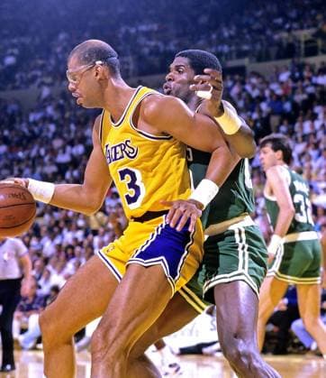 1987 - Los Angeles, California, U.S. - Los Angeles Lakers KAREEM ABDUL-JABBAR vs Boston Celtics ROBERT PARISH in the 1987 NBA Basketball Herren USA Finals NBA Basketball Herren USA 1987 - Kareem Abdul-Jabbar  - ZUMAl10