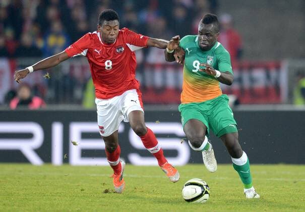 Fussball International Freundschaftsspiel 14.11.2012 Österreich - Elfenbeinküste David Alaba (li, Österreich) gegen Cheick Ismael Tiote (Elfenbeinküste) 
