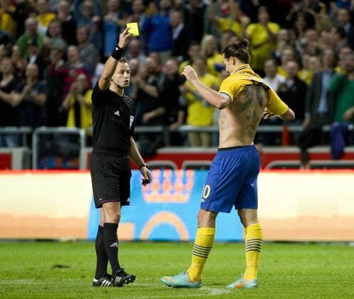 Stockholm Sweden vs England Zlatan Ibrahimovic bekommt nach seinem spektakulären Fallrückziehertor zum 4:2 von Referee Svein Oddvar Moen die gelbe Karte wegen Trikotausziehens KP0300003 