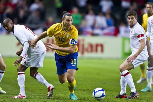 14.11.2012, Friends Arena, Solna, SWE, Testspiel, Schweden vs England, im Bild, Sweden 10 Zlatan Ibrahimovic , England 11 Ashley Young and England 4 Steven Gerrard