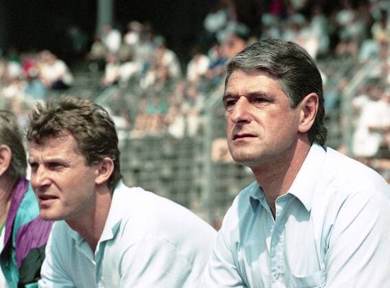 Fußball Freundschaftsspiel am 21.07.1990 Hannover 96 (Rot) gegen Grün-Weiß Leipzig 5:2 im Niedersachsenstadion zu Hannover. Im Foto: Trainerbank von Grün Weiß Leipzig mit Trainer Hans Bert Matoul (re.)