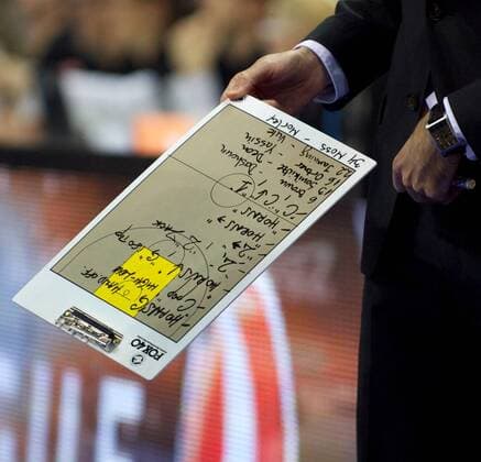 Basketball Euroleague Berlin o2world 15.11.2012 Vorrunde Trainer mit Taktiktafel