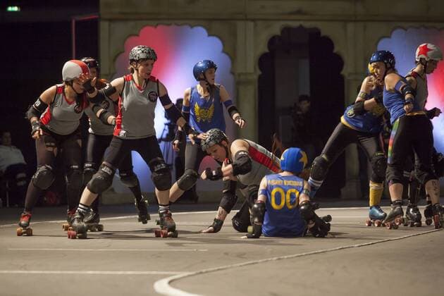 In einem hochspannenden Bout siegen am Samstag, 17.11.2012, die Berlin Bombshells (grau) im Halbfinale mit 185:181 gegen Stockholm Roller Derby (A-Team, blau) in der Arena in Berlin-Treptow und sichern sich den Einzug ins Finale der Track Queens Battle Royal, 1st WFTDA-Tournament, Sport, Event, Roller Derby, Europa, Deutschland, Berlin, DIGIPIX, 20121117