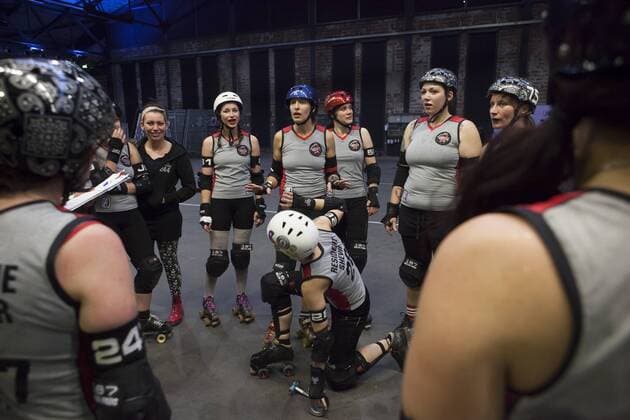In einem hochspannenden Bout siegen am Samstag, 17.11.2012, die Berlin Bombshells (grau) im Halbfinale mit 185:181 gegen Stockholm Roller Derby (A-Team, blau) in der Arena in Berlin-Treptow und sichern sich den Einzug ins Finale der Track Queens Battle Royal, 1st WFTDA-Tournament, Sport, Event, Roller Derby, Europa, Deutschland, Berlin, DIGIPIX, 20121117