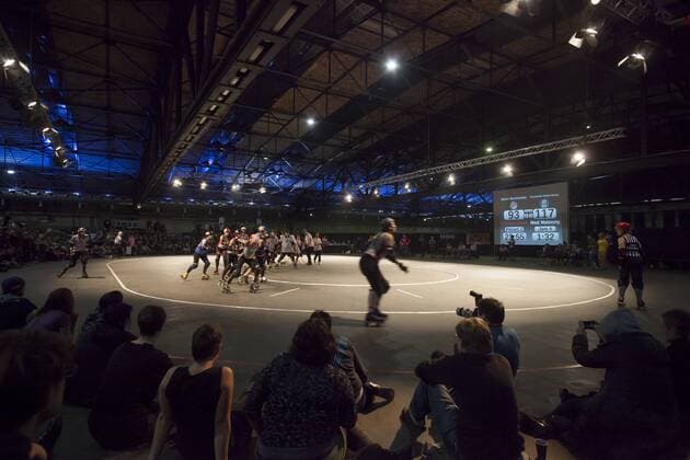 In einem hochspannenden Bout siegen am Samstag, 17.11.2012, die Berlin Bombshells (grau) im Halbfinale mit 185:181 gegen Stockholm Roller Derby (A-Team, blau) in der Arena in Berlin-Treptow und sichern sich den Einzug ins Finale der Track Queens Battle Royal, 1st WFTDA-Tournament, Sport, Event, Roller Derby, Europa, Deutschland, Berlin, DIGIPIX, 20121117