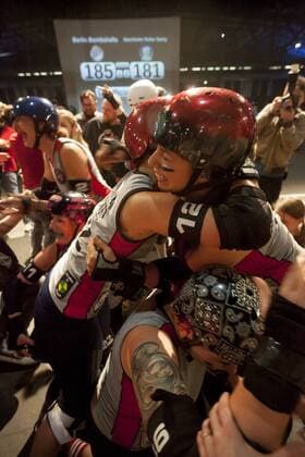 In einem hochspannenden Bout siegen am Samstag, 17.11.2012, die Berlin Bombshells (grau) im Halbfinale mit 185:181 gegen Stockholm Roller Derby (A-Team, blau) in der Arena in Berlin-Treptow und sichern sich den Einzug ins Finale der Track Queens Battle Royal, 1st WFTDA-Tournament, Sport, Event, Roller Derby, Europa, Deutschland, Berlin, DIGIPIX, 20121117