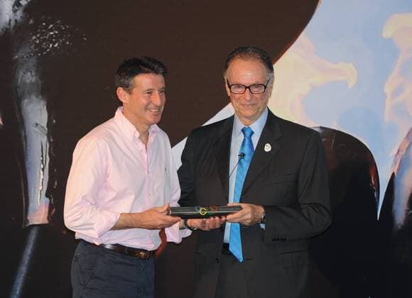 (121118) -- RIO DE JANEIRO, Nov. 18, 2012 (Xinhua) -- Sebastian Coe (L), Chair of the London 2012 Organising Committee, hands the Olympic baton over to Carlos Arthur Nuzman, President of the Rio 2016 Organising Committee during the IOC Official Debriefing of the London 2012 Olympic Games held in Rio de Janeiro, Brazil, Nov. 18, 2012. (Xinhua Weng Xinyang) BRAZIL-RIO DE JANEIRO-IOC-DEBRIEFING 