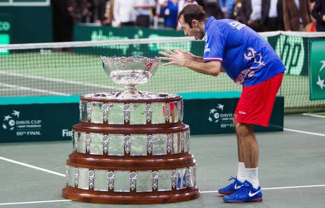 TENNIS - ITF, Davis Cup Finale, CZE vs ESP PRAG,TSCHECHIEN,18.NOV.12 - TENNIS - ITF, Davis Cup Finale, Tschechien vs Spanien, Siegerehrung. Bild zeigt Radek Stepanek (CZE). Keywords: Pokal. 