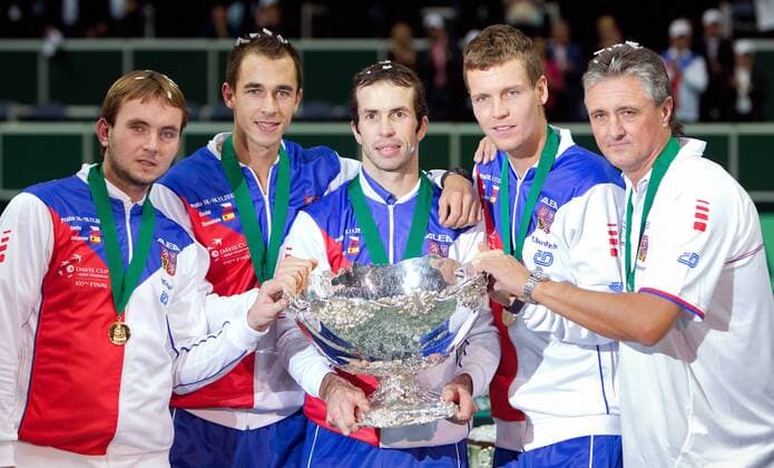 TENNIS - ITF, Davis Cup Finale, CZE vs ESP PRAG,TSCHECHIEN,18.NOV.12 - TENNIS - ITF, Davis Cup Finale, Tschechien vs Spanien, Siegerehrung. Bild zeigt Ivo Minar, Lukas Rosol, Radek Stepanek, Tomas Berdych und Kapitän Jaraslov Navratil (CZE). Keywords: Medaille, Pokal.