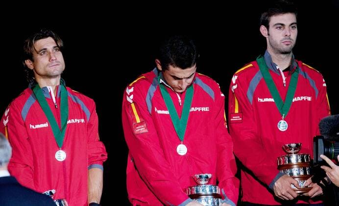 TENNIS - ITF, Davis Cup Finale, CZE vs ESP PRAG,TSCHECHIEN,18.NOV.12 - TENNIS - ITF, Davis Cup Finale, Tschechien vs Spanien, Siegerehrung. Bild zeigt David Ferrer, Nicolas Almagro und Marcel Granollers (ESP). Keywords: Medaille. 