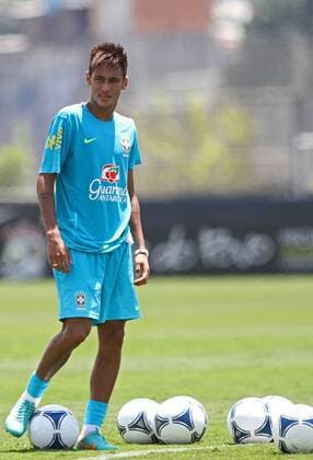 RIO DE JANEIRO, (Xinhua) -- Brazil s Neymar takes part in a training in Sao Paulo, Brazil, Nov. 20, 2012. Brazilian national soccer team will face off Argentina Wednesday in Buenos Aires in the long-overdue return leg of the so-called Clasico de las Americas. (Xinhua Rahel Patrasso) (zhs) BRAZIL-SAO PAULO-SOCCER-TRAINING-ARGENTINA 
