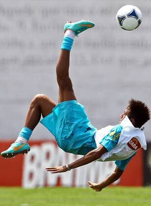 RIO DE JANEIRO, (Xinhua) -- Brazil s Neymar takes part in a training in Sao Paulo, Brazil, Nov. 20, 2012. 