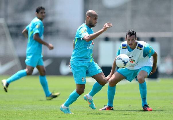 RIO DE JANEIRO, (Xinhua) -- Brazil s Carlinhos (C) takes part in a training with teammates in Sao Paulo, Brazil, Nov. 20, 2012. 