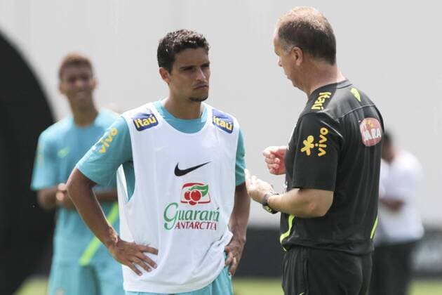 RIO DE JANEIRO, (Xinhua) -- Brazilian national soccer team head coach Mano Menezes (R) instructs his player during a training in Sao Paulo, Brazil, Nov. 20, 2012. 