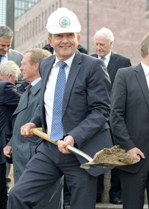 Donnerstag, 20.09.2012, in Dortmund. Heute wurde der erste Spatenstich für das geplante DFB Fußballmuseum in Dortmund vorgenommen. DFB - Präsident Wolfgang Niersbach beim Spatenstich. DeFodi018