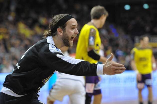 21.11.2012, Max-Schmeling-Halle, Berlin, GER, 1. HBL, Füchse Berlin vs HSG Wetzlar im Bild Silvio Heinevetter (Füchse Fuechse Berlin) beschwert sich Aktion Action