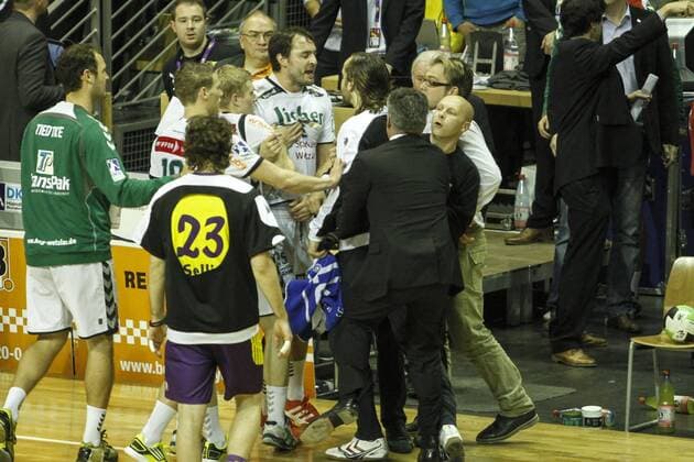 Deutschland, Berlin, Max Schmeling Halle , DKB Handballbundesliga, Saison 2012 2013, Füchse Berlin - HSG Wetzlar, Torwart Silvio Heinevetter (Berlin) geriet mit Michael Müller (Wetzlar) nach dem Spiel in hitziges Gespräch
