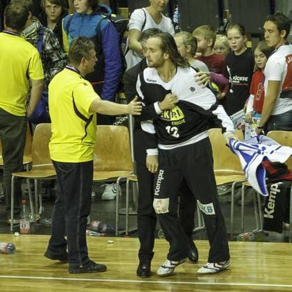 Deutschland, Berlin, Max Schmeling Halle , DKB Handballbundesliga, Saison 2012 2013, Füchse Berlin - HSG Wetzlar, Torwart Silvio Heinevetter (Berlin) wird von Ordnern zurück gehalten