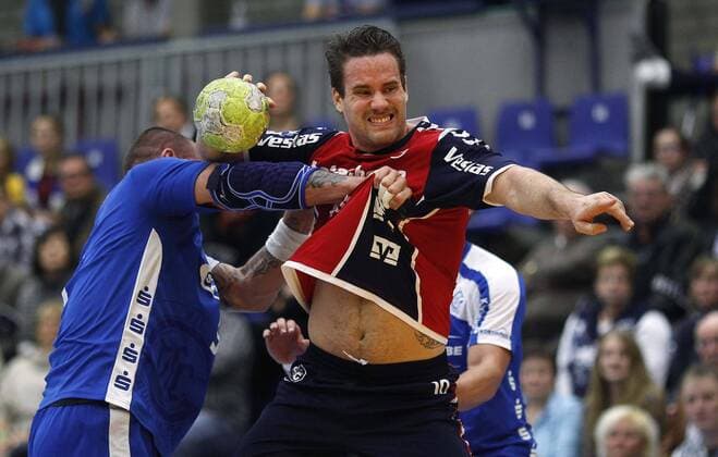 Gummersbach, Eugen-Haas-Halle, 21.11.12: Flensburgs Thomas Mögenden (R) gegen Gummersbachs Varna Putics im Spiel der Handball Bundesliga zwischen VFL Gummersbach vs. SG Flensburg-Handewitt in der Saison 2012 2013.