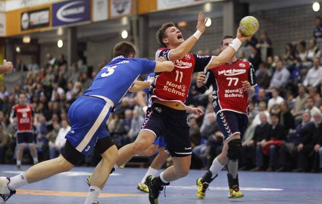 Gummersbach, Eugen-Haas-Halle, 21.11.12: Flensburgs Lasse Svan Hansen (R) gegen Gummersbachs Nemanja Mladenovic im Spiel der Handball Bundesliga zwischen VFL Gummersbach vs. SG Flensburg-Handewitt in der Saison 2012 2013.