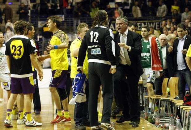 Frank Steffel, Präsident Füchse, beschwichtigt nach dem Spiel Silvio Heinevetter, Präsident, Streit, Beschwichtigung, Aktion, quer Hertha BSC Berlin vs FC St. Pauli, 2.Bundesliga 2012 2013, Fußball, Fussball, soccer, Herren, Deutschland, Germany Berlin, 19.11.2012 Olympiastadion