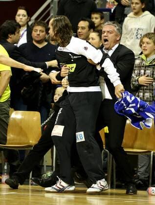 Präsident Frank Steffel hält Torwart Silvio Heinevetter zurück nach Zoff mit Michael Müller Handball HBL erste 1.Bundesliga Herren Saison 2012 13 21.11.2012 Füchse Fuechse Berlin vs. HSG Wetzlar