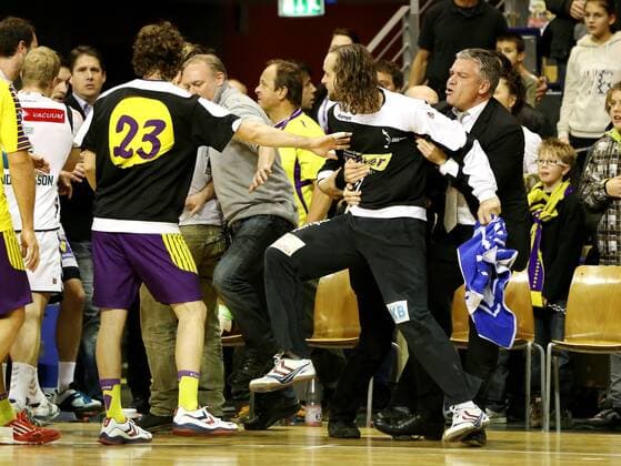 Präsident Frank Steffel hält Torwart Silvio Heinevetter zurück nach Zoff mit Michael Müller Handball HBL erste 1.Bundesliga Herren Saison 2012 13 21.11.2012 Füchse Fuechse Berlin vs. HSG Wetzlar