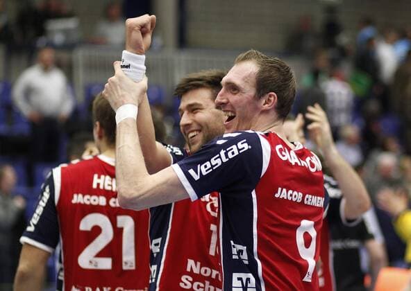 Gummersbach, Eugen-Haas-Halle, 21.11.12: Flensburgs Holger Glandorf (R) und Morden Bibbert (L) bejubeln den Sieg im Spiel der Handball Bundesliga zwischen VFL Gummersbach vs. SG Flensburg-Handewitt in der Saison 2012 2013.
