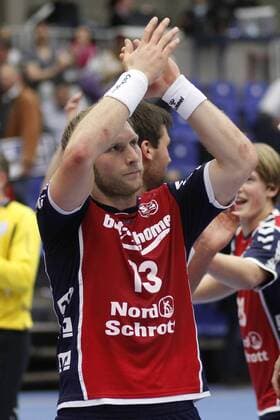 Gummersbach, Eugen-Haas-Halle, 21.11.12: Flensburgs Steffen Weinhold bejubelt den Sieg im Spiel der Handball Bundesliga zwischen VFL Gummersbach vs. SG Flensburg-Handewitt in der Saison 2012 2013.